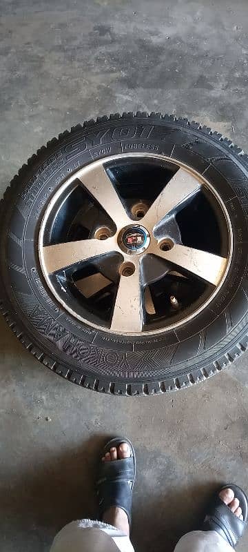 4 Tyre with alloy rims 6