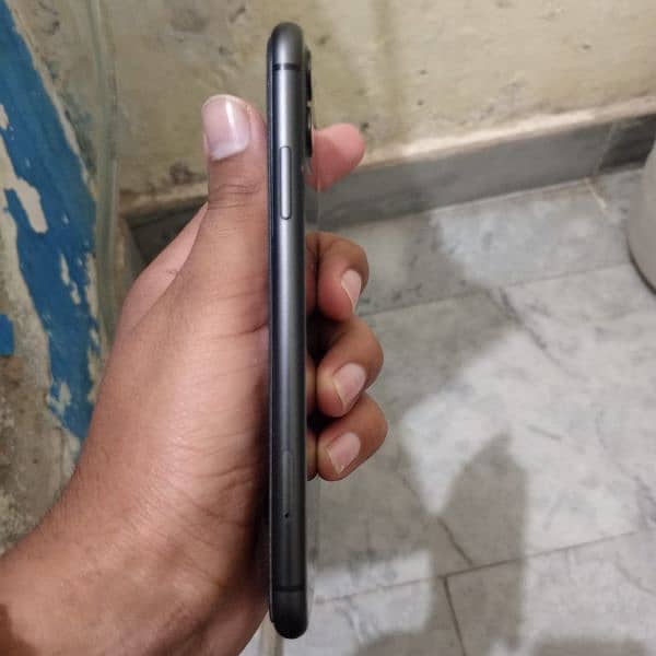 iPhone 11 64 GB 10/10 condition 2