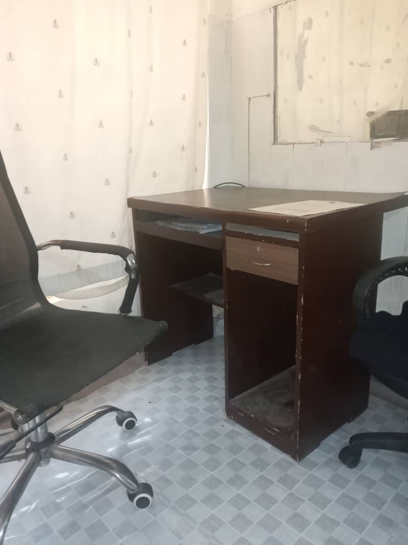 Computer table and 2 office chairs for sale 2