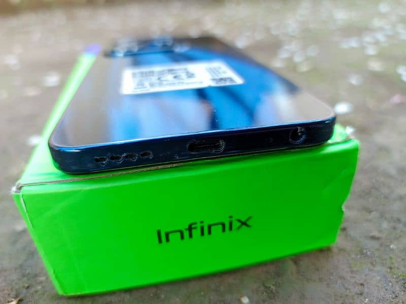 Infinix Hot40i [128/8] with 10/10 condition. No Exchange & Bargain. 4