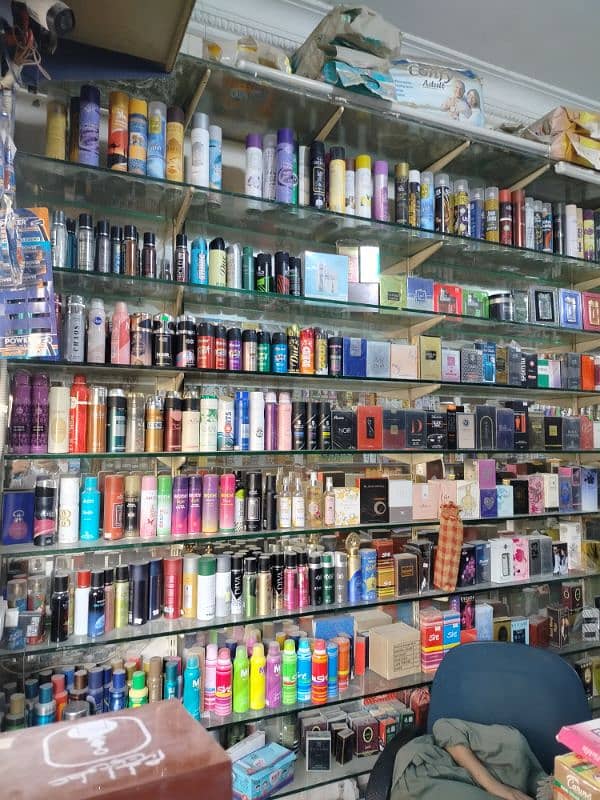 cosmetics ka saman counter k sath urgent sale 3