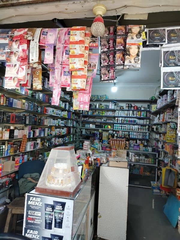 cosmetics ka saman counter k sath urgent sale 4