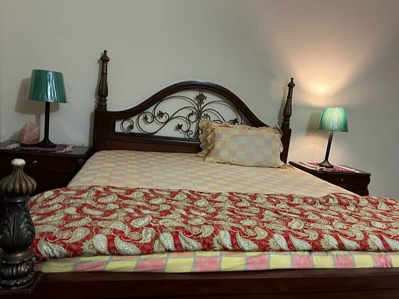 king size bed, 2 side table, dressing table 0