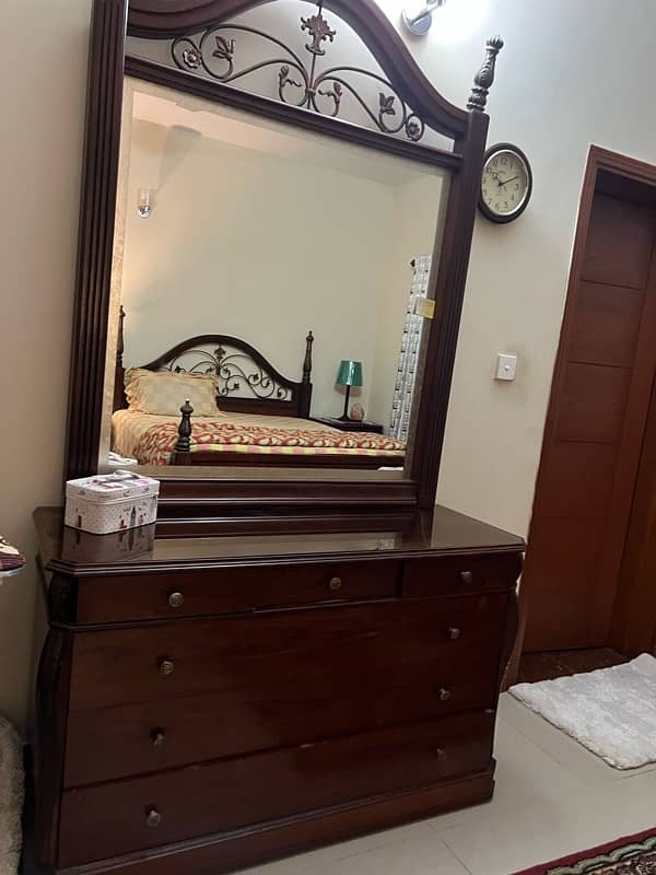 king size bed, 2 side table, dressing table 2