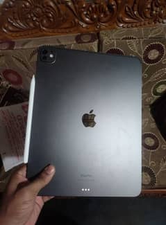 ipad pro M4 13 inches With Full Box urgent Sale