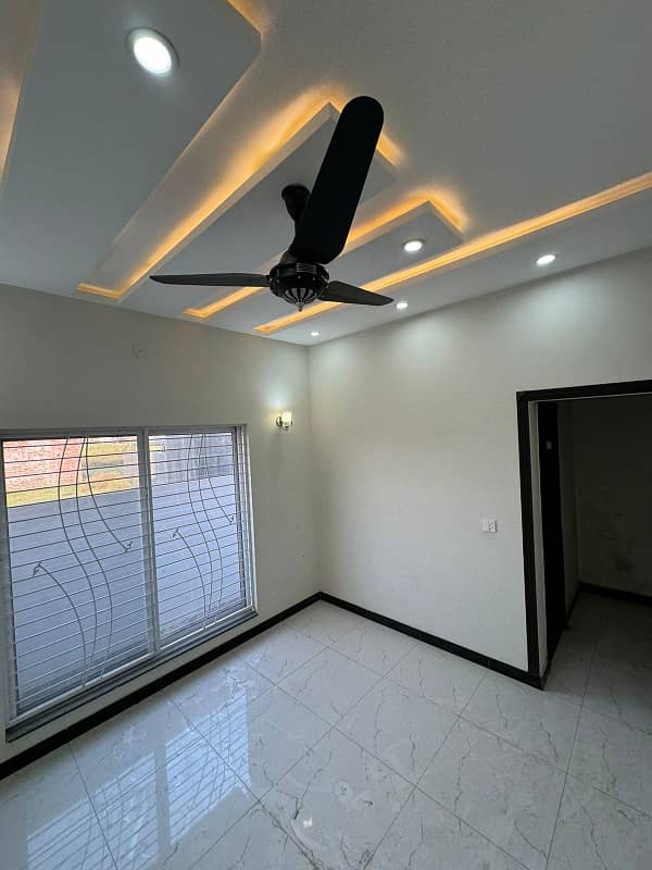 10 Marla Brand New Lower Portion For Rent In Park View City Lahore. 1