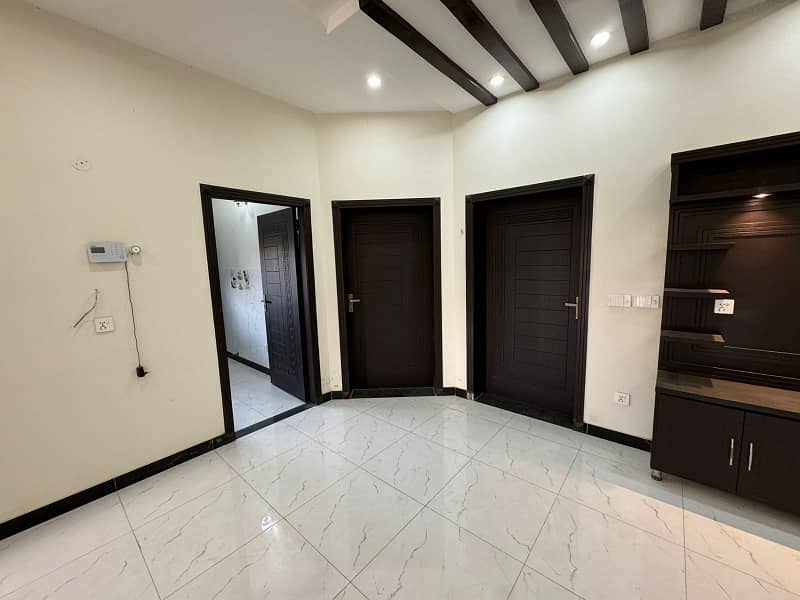 10 Marla Brand New Lower Portion For Rent In Park View City Lahore. 4