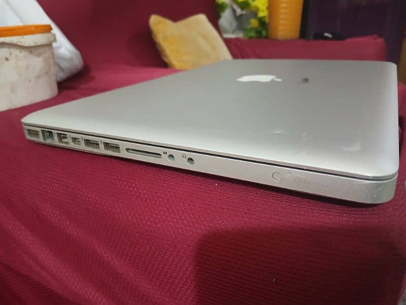 Macbook Pro core i7 Quad Core  15 inch Display FHD 6