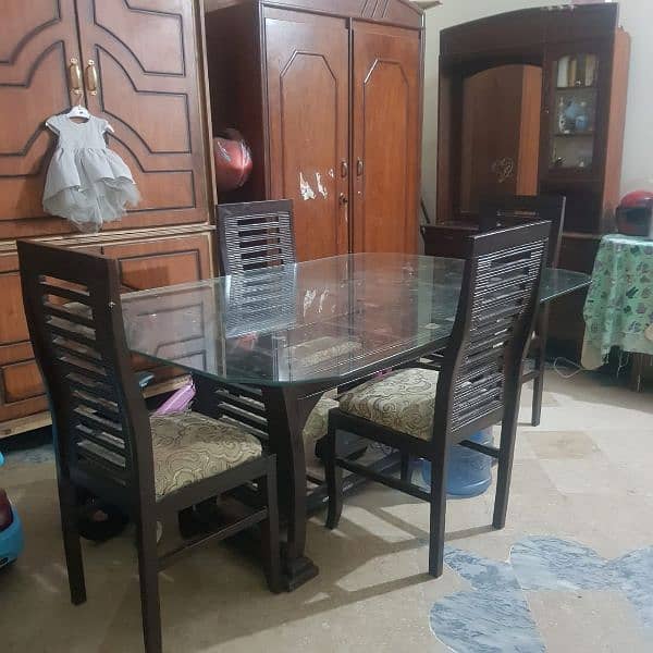 Dining Table with 5 chairs for sale  condition 10/8 1