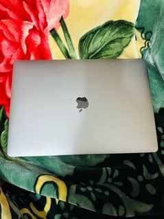 MacBook pro 2017 15 inch 16gb ram 512 ssd