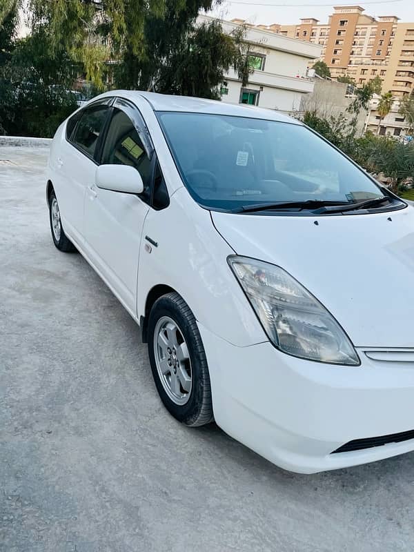 Toyota Prius Hybrid G Touring (LED) 1