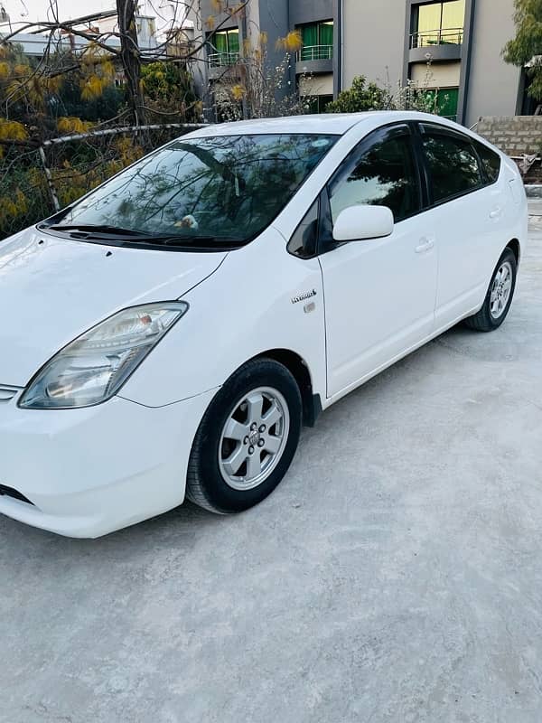 Toyota Prius Hybrid G Touring (LED) 2