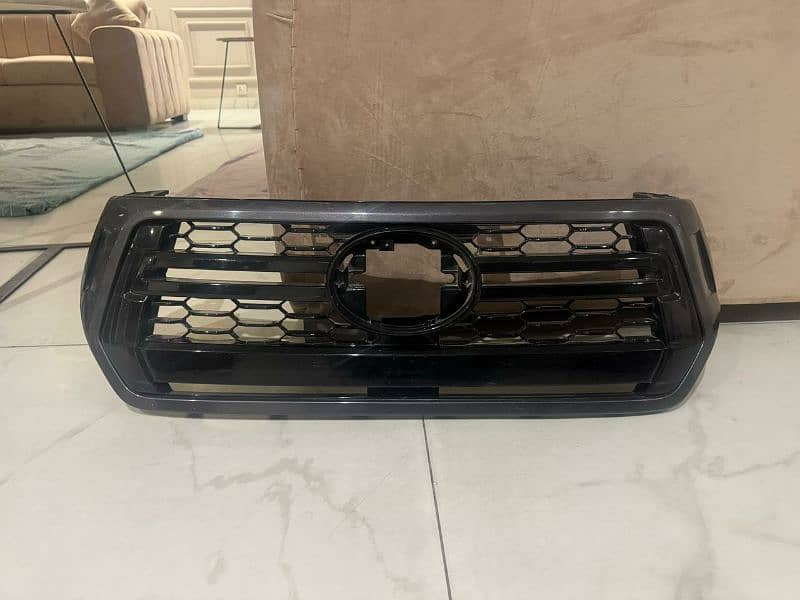 Revo 2022 Front Grill 0