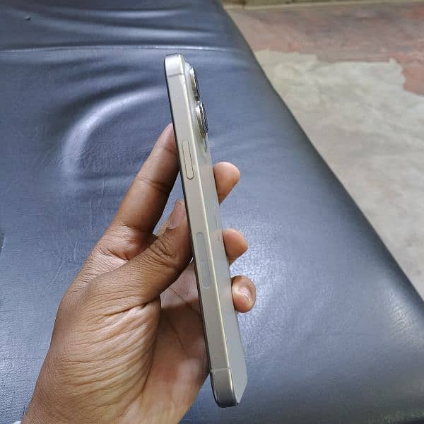 I phone 15 pro max natural titanium Jv in warranty 4