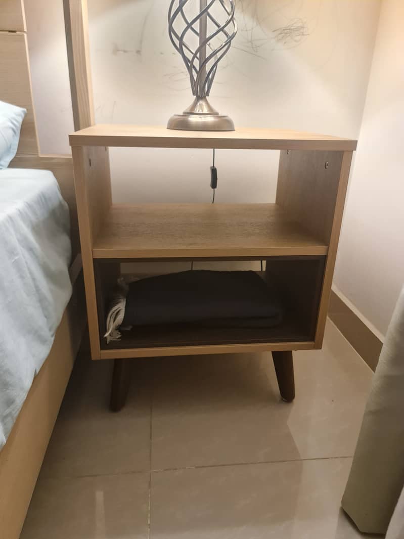 2 Single beds + 1 side table (Interwood) 5