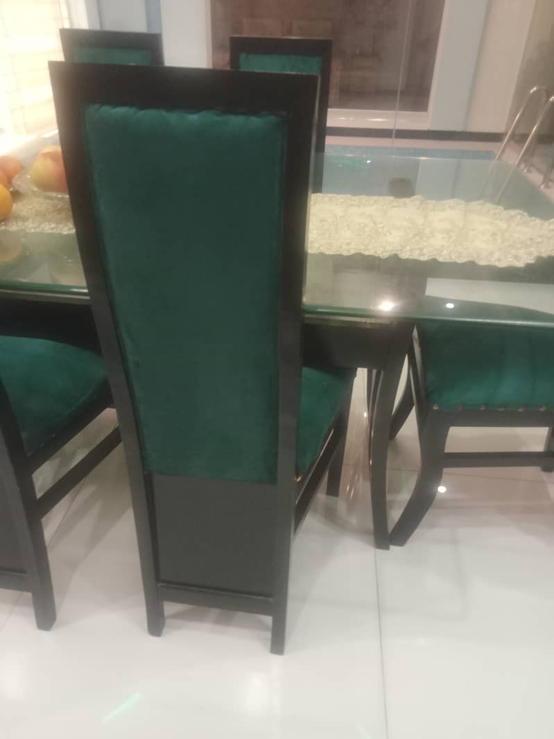 Dinning table outclass condition 6