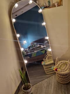 mirror with complimentary lights