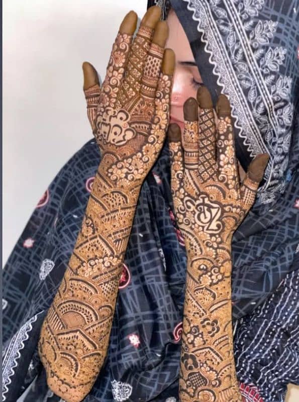 I need mehndi arts, if any girl wants to come to the stall, contact me 1