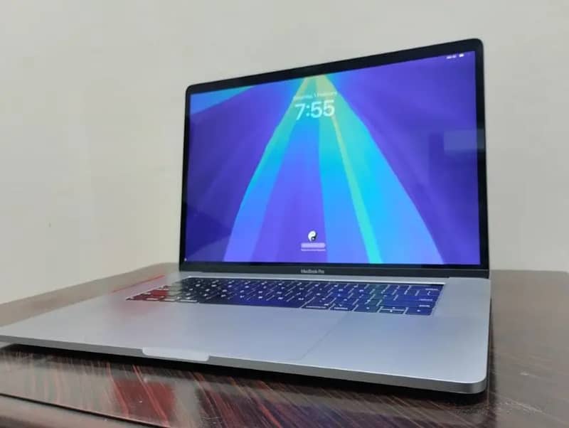 MacBook Pro 2018 – Core i7, 16GB RAM, 512GB SSD, 4GB GPU, 15-inch 4