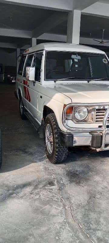 Mitsubishi Pajero 1989 2