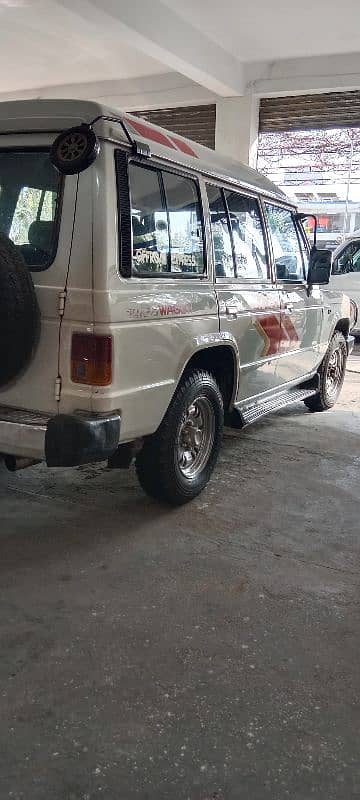 Mitsubishi Pajero 1989 4