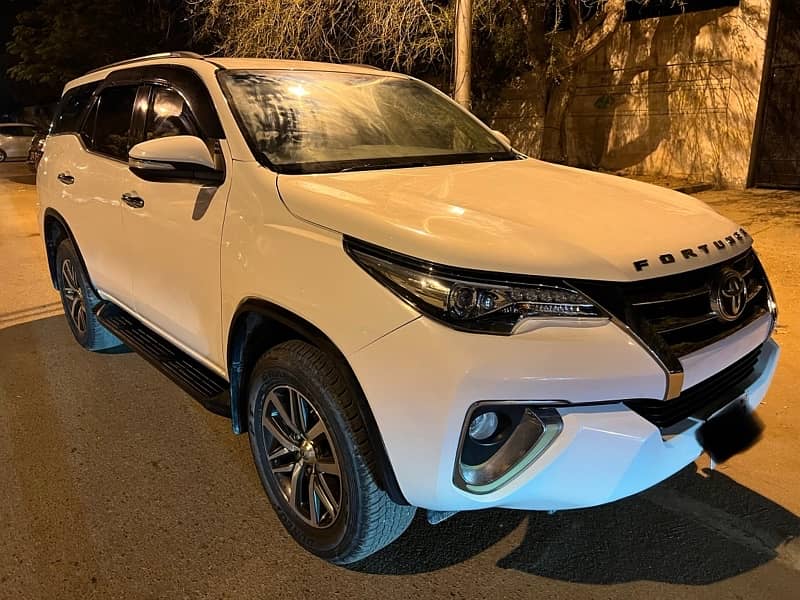 Toyota Fortuner V 2017 petrol 4*4 / Revo 1