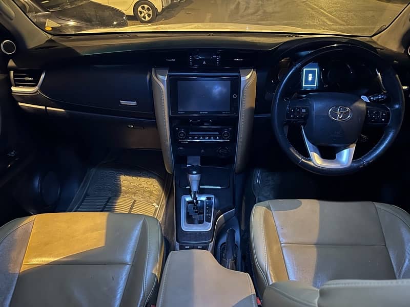 Toyota Fortuner V 2017 petrol 4*4 / Revo 6