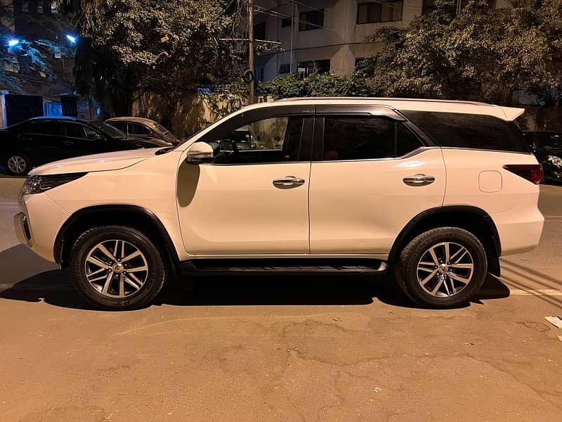 Toyota Fortuner V 2017 petrol 4*4 / Revo 8