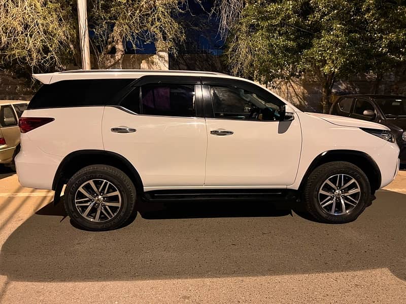 Toyota Fortuner V 2017 petrol 4*4 / Revo 9