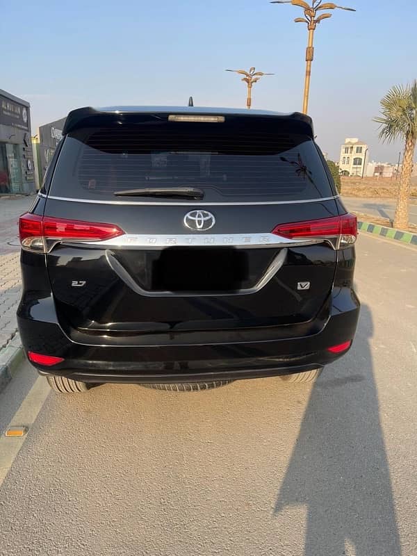 Toyota Fortuner V 2020 4