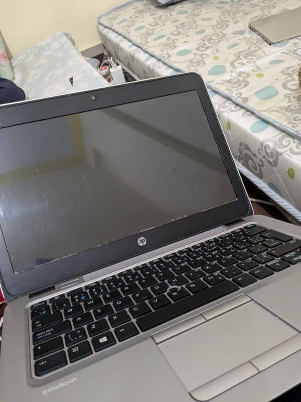 HP Elite Book 820 G3 with original charger 4