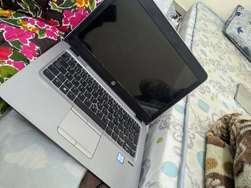 HP Elite Book 820 G3 with original charger 7