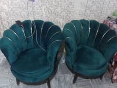 valvet Cushioned chairs with round shape table