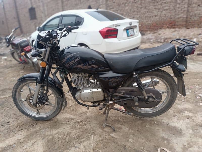 Suzuki GS 150 SE 3