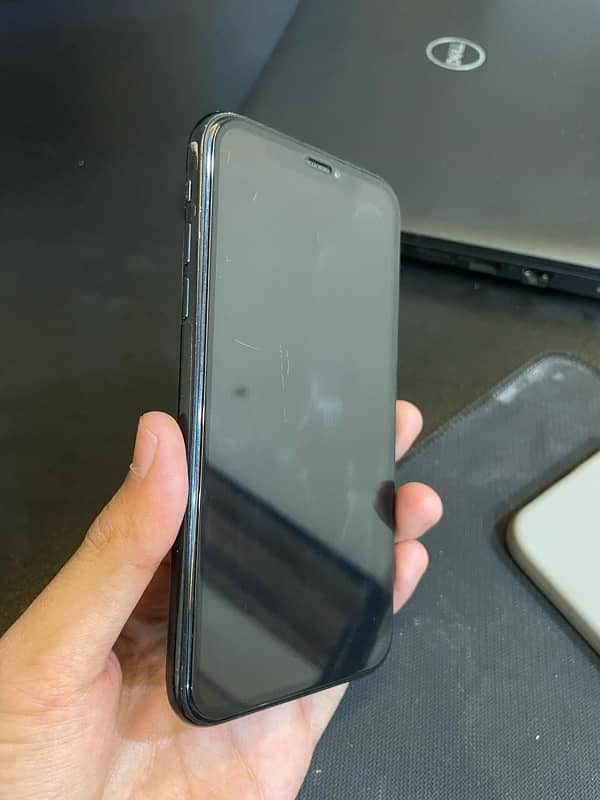 iPhone XR 4