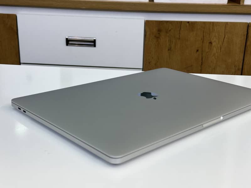 MacBook Pro 2019 ( Core i9 ) 32 gb ram - 1 TB ssd with GPU 2