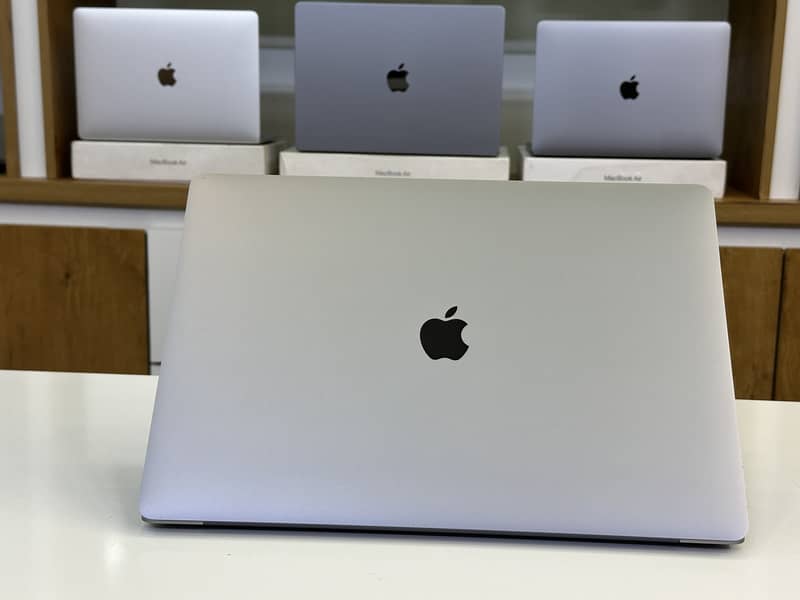 MacBook Pro 2019 ( Core i9 ) 32 gb ram - 1 TB ssd with GPU 5