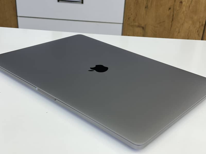 MacBook Pro 2019 ( Core i9 ) 32 gb ram - 1 TB ssd with GPU 7