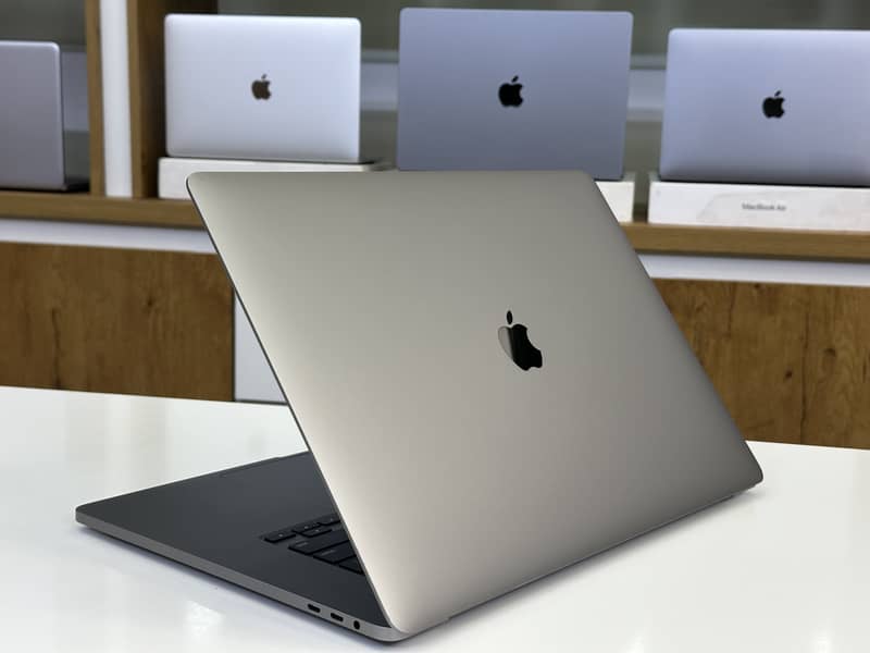 MacBook Pro 2019 ( Core i9 ) 32 gb ram - 1 TB ssd with GPU 8