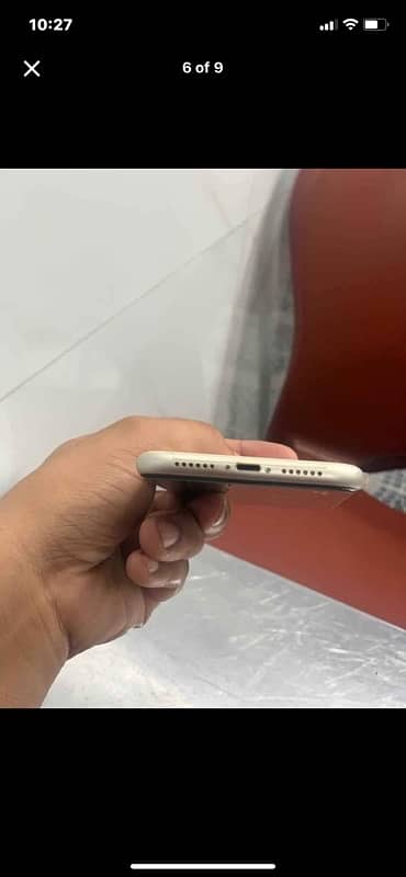 iphone 11 white. zong ki sim chal rhi hy 1.5 yr sy. 0