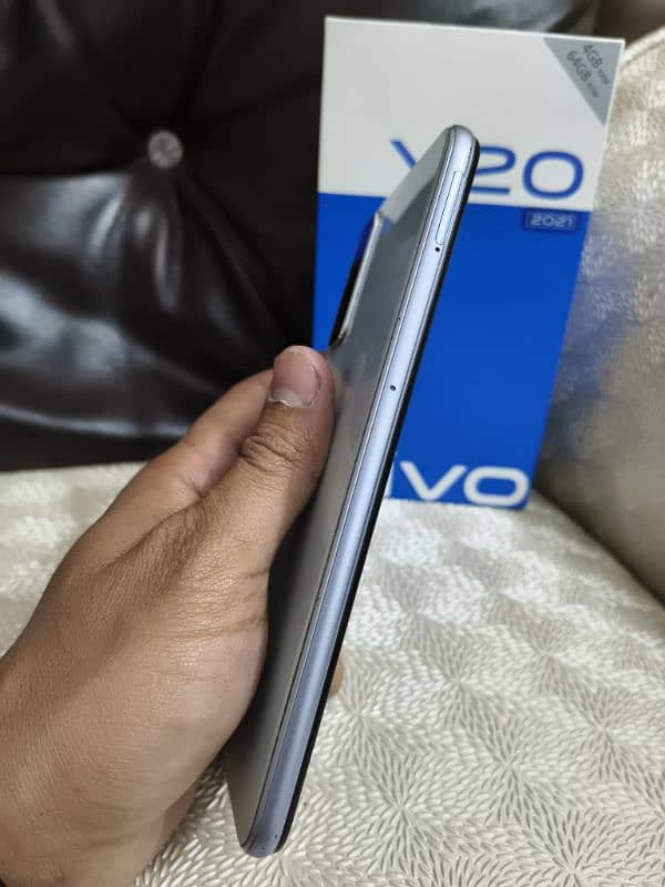 URGENTLY SALE VIVO Y20 (4GB+64GB) 10/9.5 CONDITION WITH BOX & ACESRIES 4