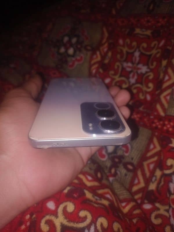 VIVO Y19S  10/10 condition Prince 40k 3