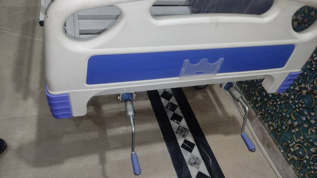 Patient/Medical bed (Manual) With Mattress 7