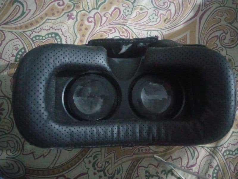 vr box virtual reality heaset all ok hai belt Thora SA kharab ha 2