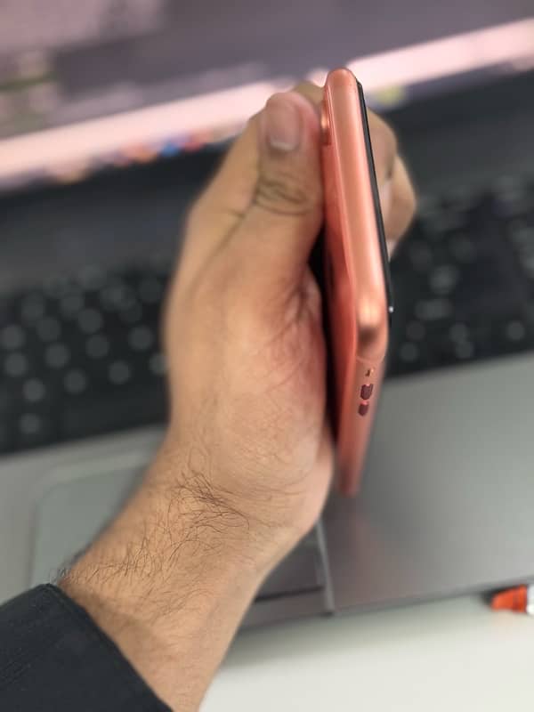 IPhone XR 64GB factory unlock 5