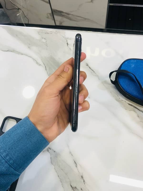 iPhone 11  pro pta approved 4