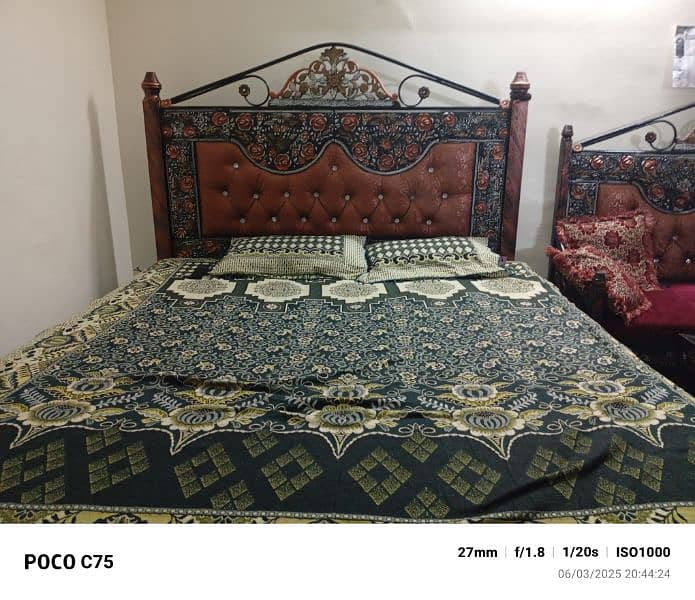 Queen Bed 0