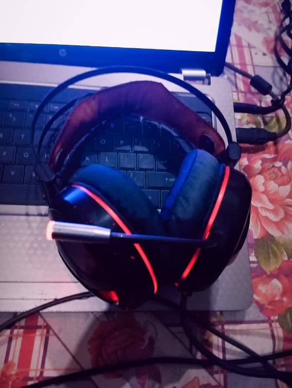 Use gaming RGB headphones 1