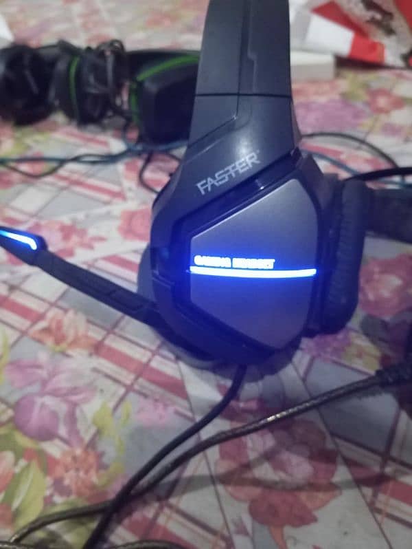 Use gaming RGB headphones 2