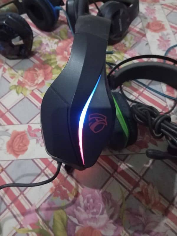 Use gaming RGB headphones 3